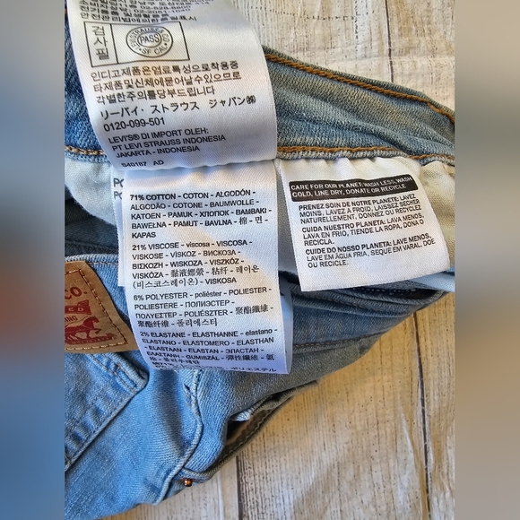 Levi's Women's Size 28 High Rise Shorts Denim Raw Hem Light Wash Summer Festival - Picture 5 of 9